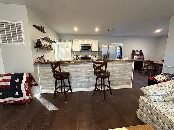 4th image of 212 Minch St