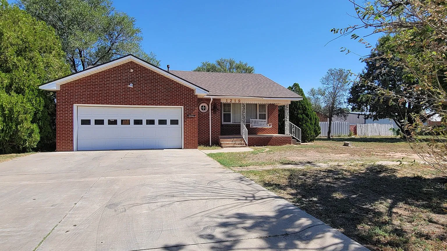 Classic Home With Basement And Hardwood Floors — Photo 2