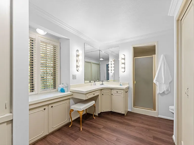 990 W Parkhill Dr — Photo 53