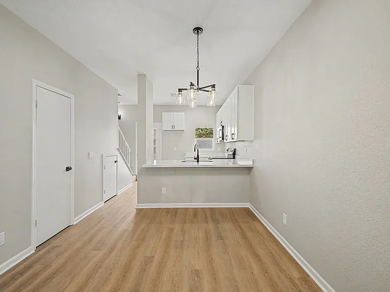 1601 N Saba St — Photo 4