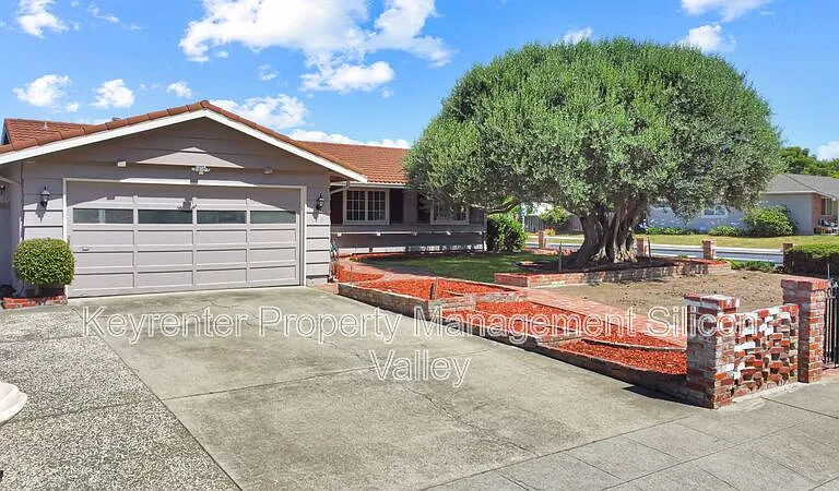 373 Redwood Ave — Photo 2