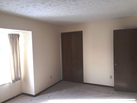 3rd image of 385 Hilltop Dr