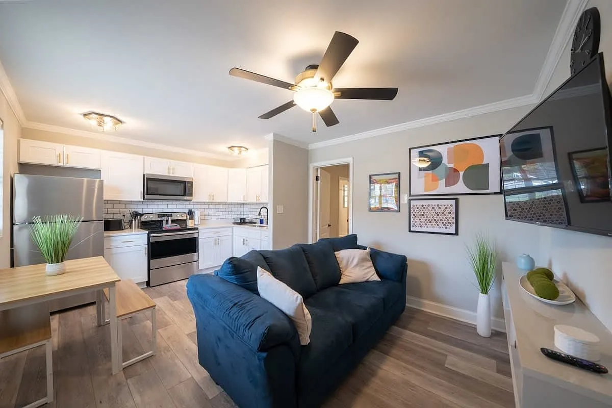 1 bed, 400 sqft, $2,100 — Photo 3
