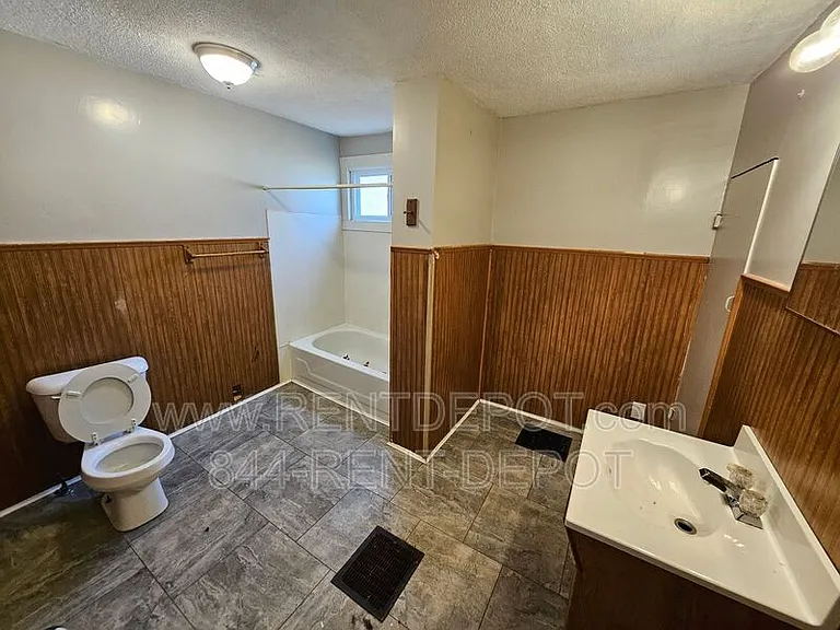 304 S Grand Ave — Photo 3