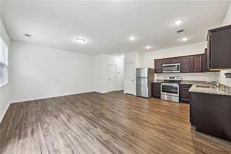 3 bed, 3.0 bath, 1421 sqft, $1,900 — Photo 3