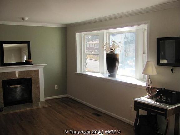 Entry/Living Room