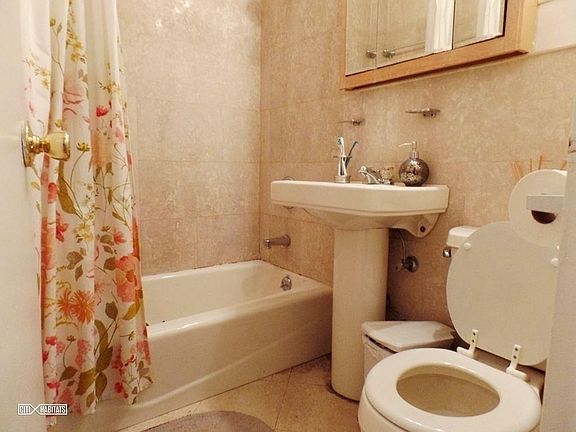 5th image of 132 W 72nd St APT 1C