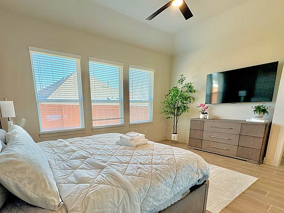 5th image of 275 Ginger St