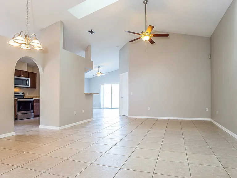 142 Woodbury Pines Cir — Photo 2