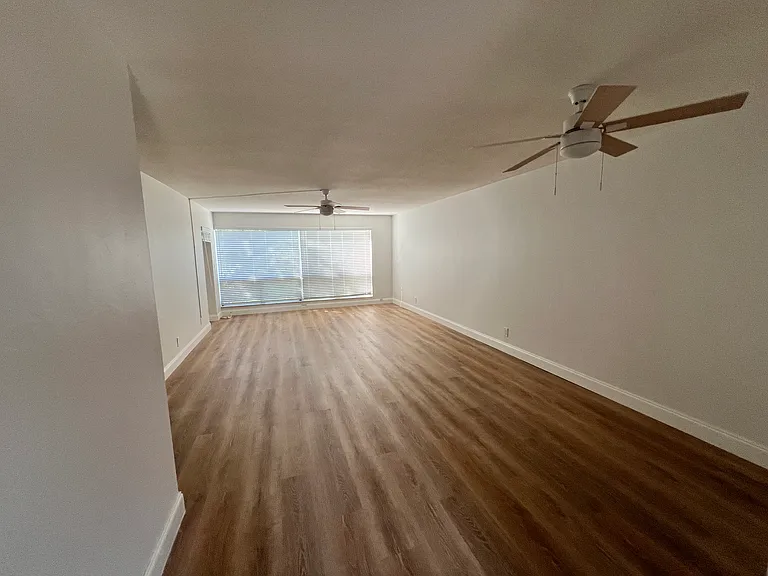 Las Olas Regency — Photo 19