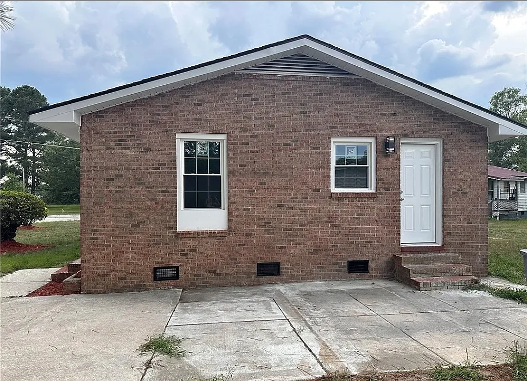 3 bed, 1954 sqft, $1,200 — Photo 2