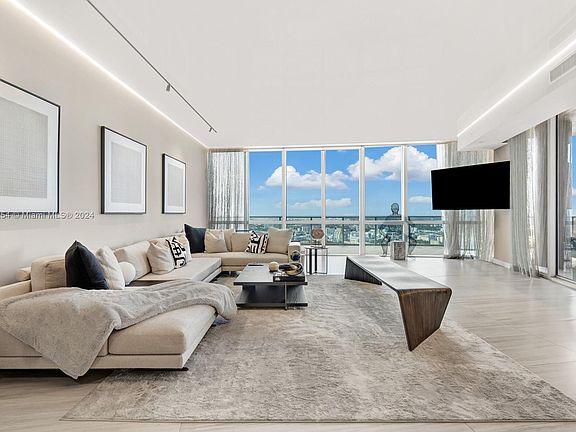 4th image of 851 NE 1st Ave #5202AB