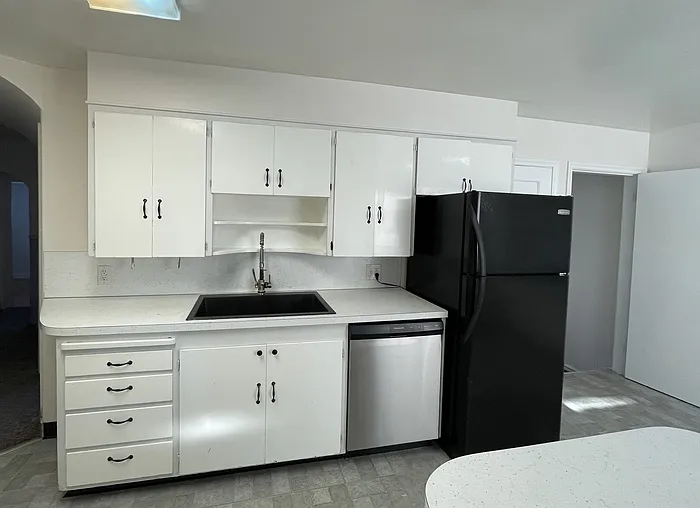 3 bed, 1.0 bath, 1600 sqft, $1,975 — Photo 3