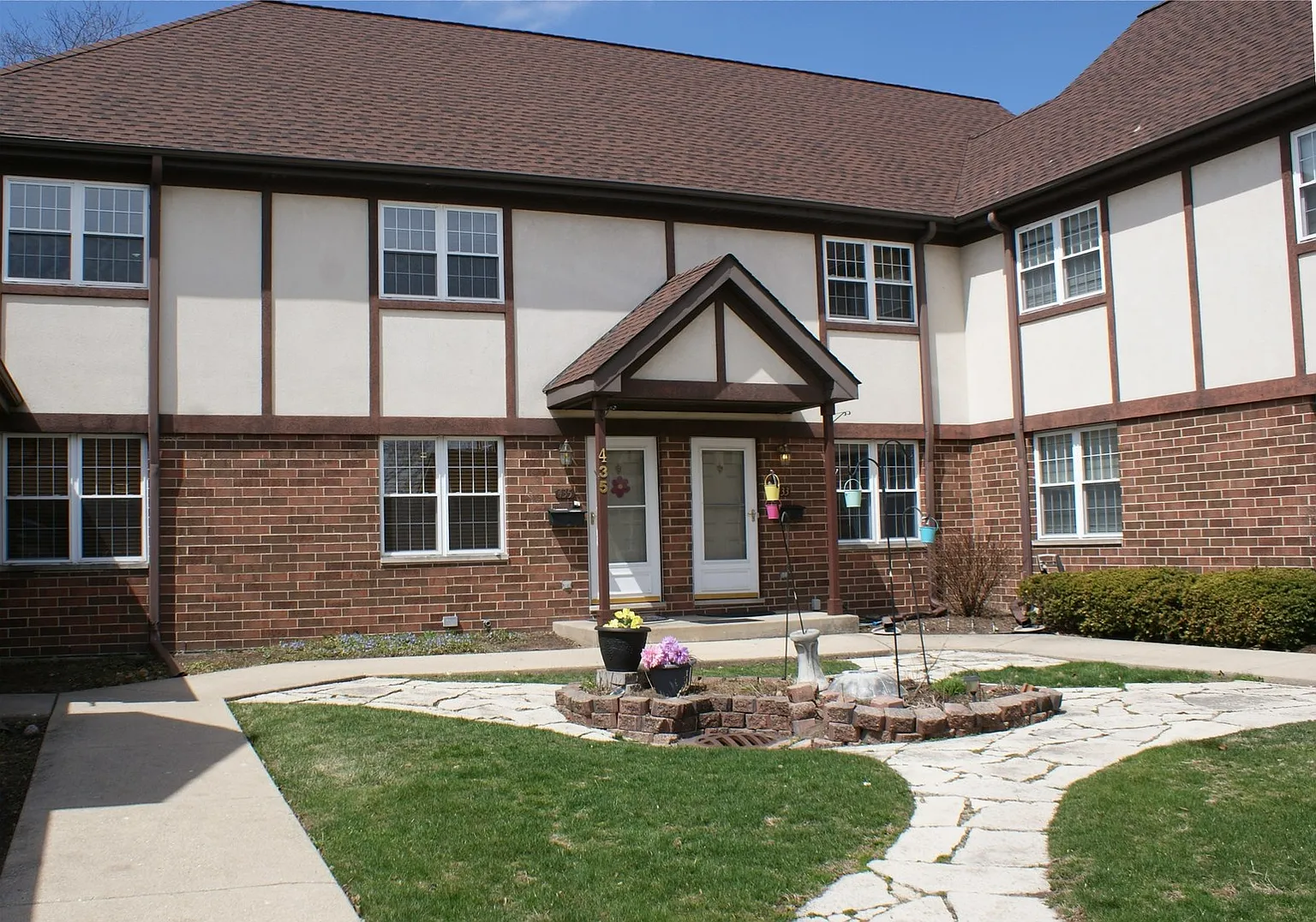 435 W Saint Charles Rd photo 1