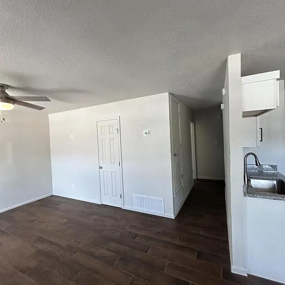 1001 Lewis Dr — Photo 2