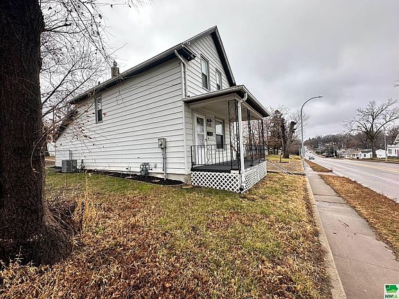 3rd image of 2104 S Lakeport St