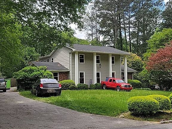 3rd image of 2742 Cravey Dr NE