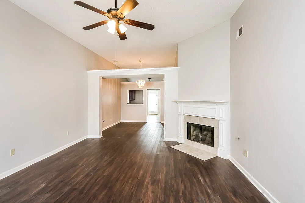 3 bed, 2.0 bath, 1354 sqft, $1,705 — Photo 3