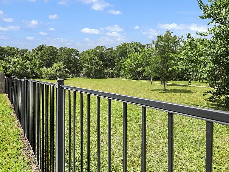 335 Robelmont Dr — Photo 25