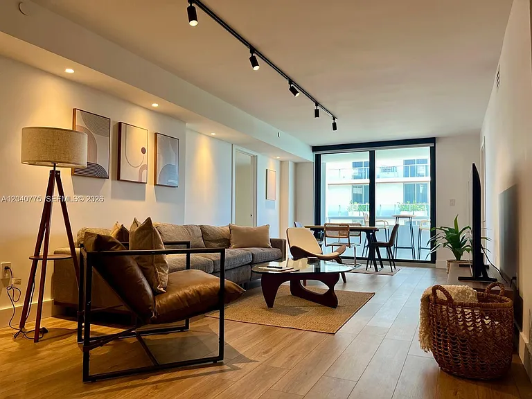 6820 Indian Creek Dr #5C — Photo 1