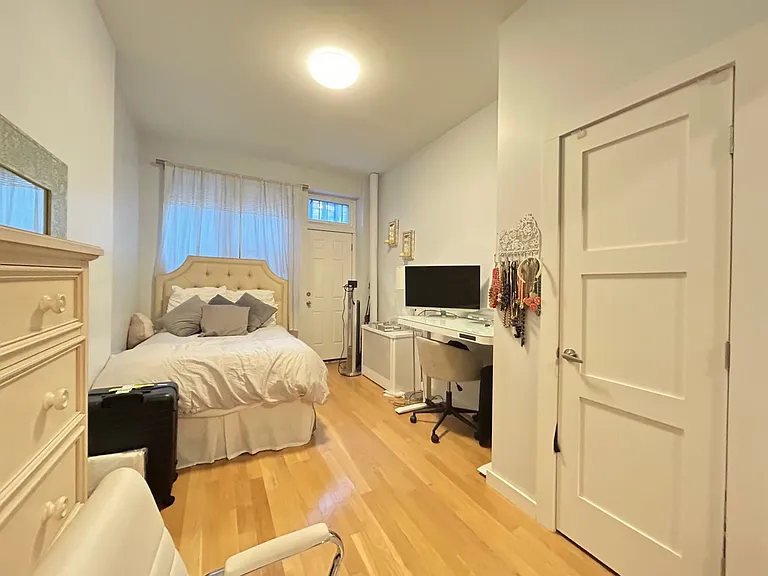 238 E 24th St #1B — Photo 4