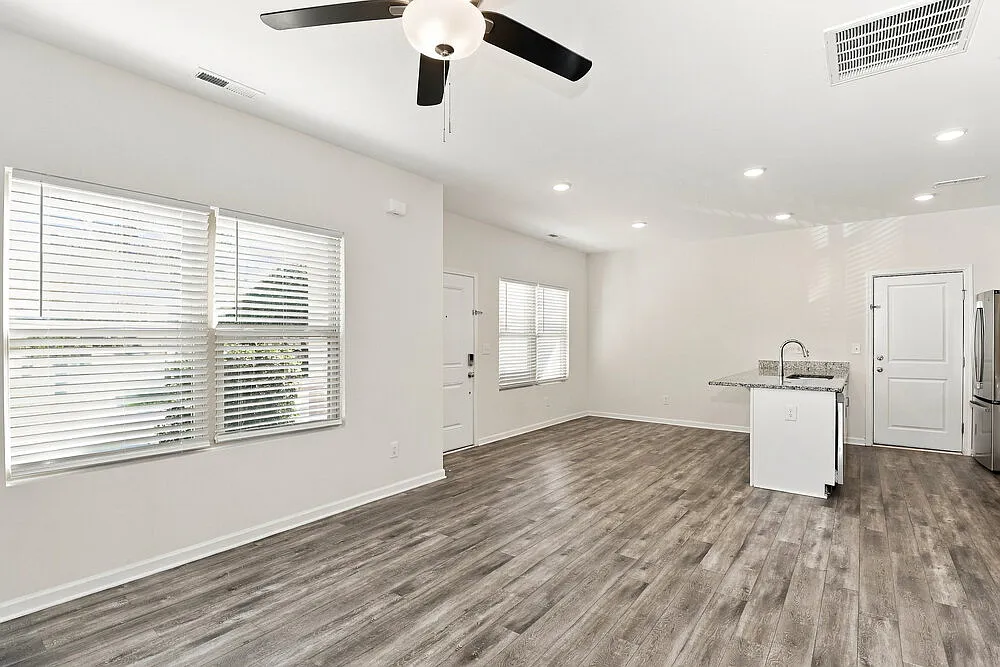 3 bed, 2.0 bath, 1167 sqft, $1,805 — Photo 4