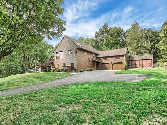 3rd image of 30 Deer Hill Ct