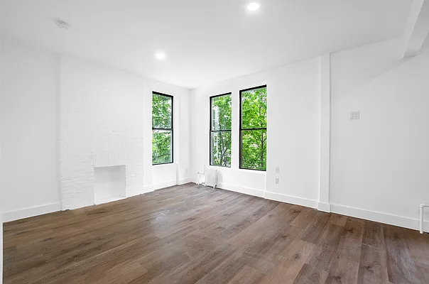 Rented by EXR | media 9