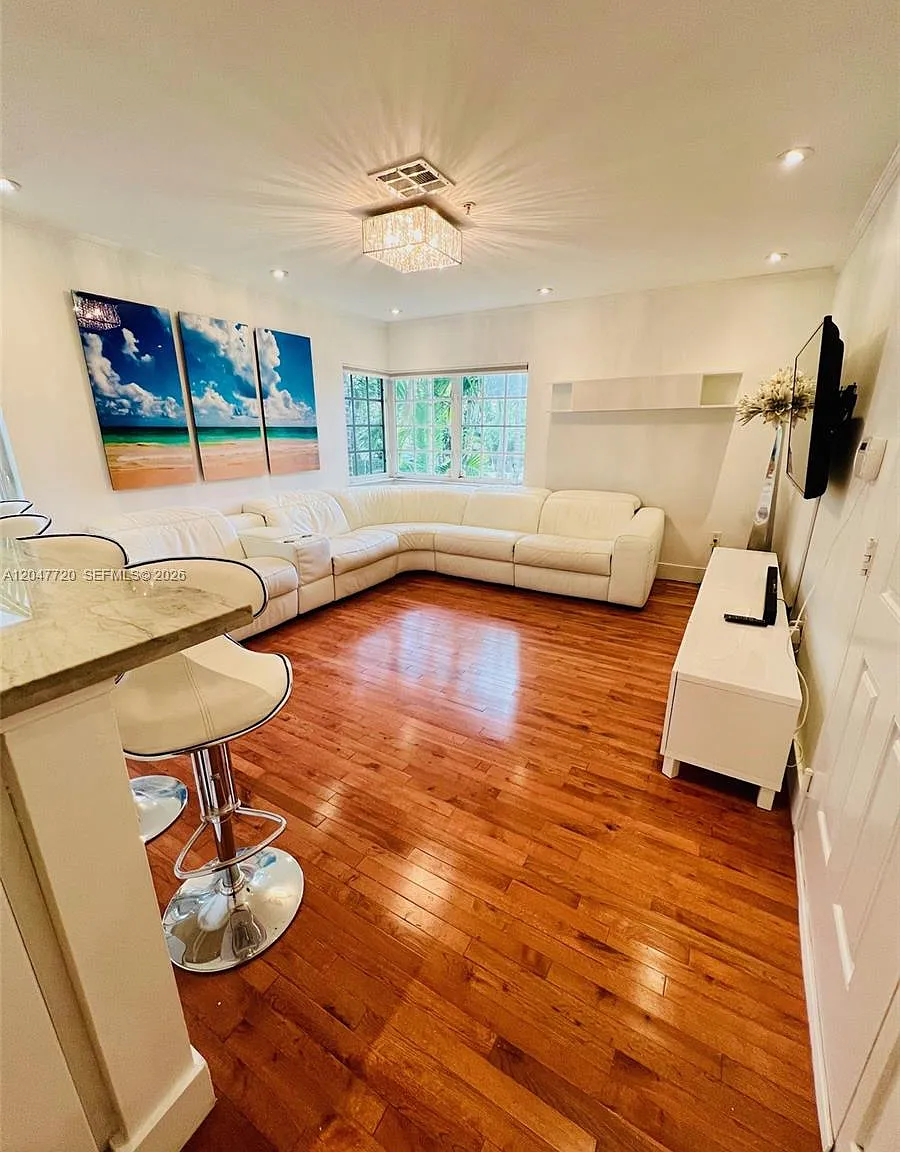 Euclid 600 Condo — Photo 1