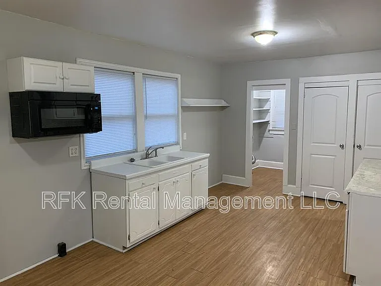 802 N Gray St — Photo 3