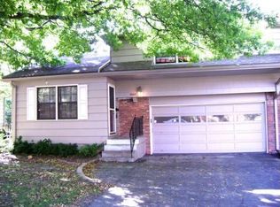 5609 W 97th St, Overland Park, KS 66207