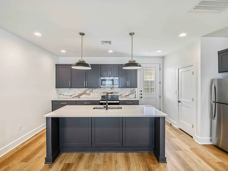 200 Live Oak St E — Photo 2