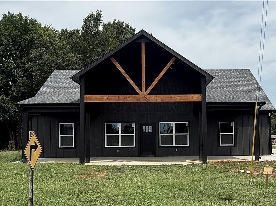 1st image of 121 Elm Dr
