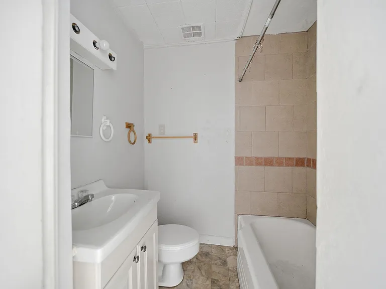 410 Live Oak St — Photo 17