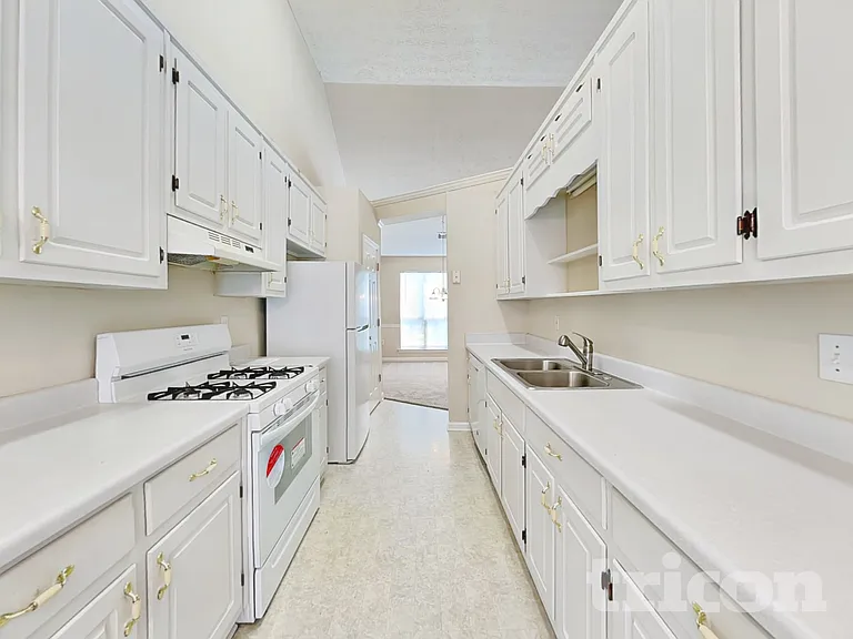 50 Tufts Cir — Photo 3