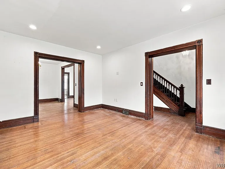 304 W Delavan Ave — Photo 3