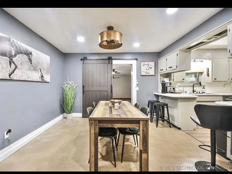 805 N Harville Rd — Photo 2