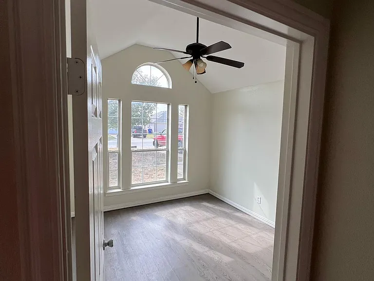 1116 Oak Grove Ln — Photo 7