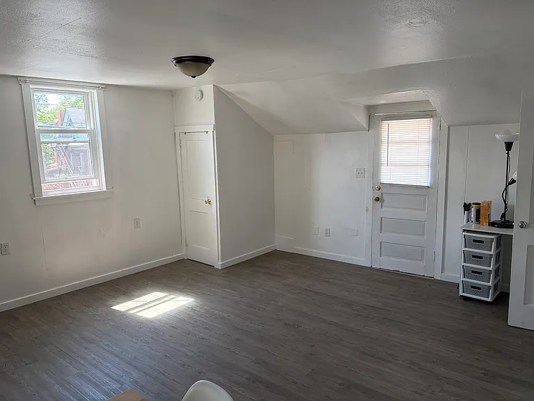 521 Clay Ln — Photo 3