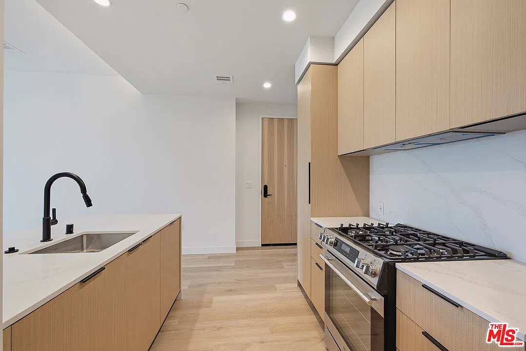 1 bed, 1.0 bath, 777 sqft, $4,195 — Photo 4