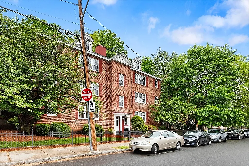 21 Elm St — Photo 3