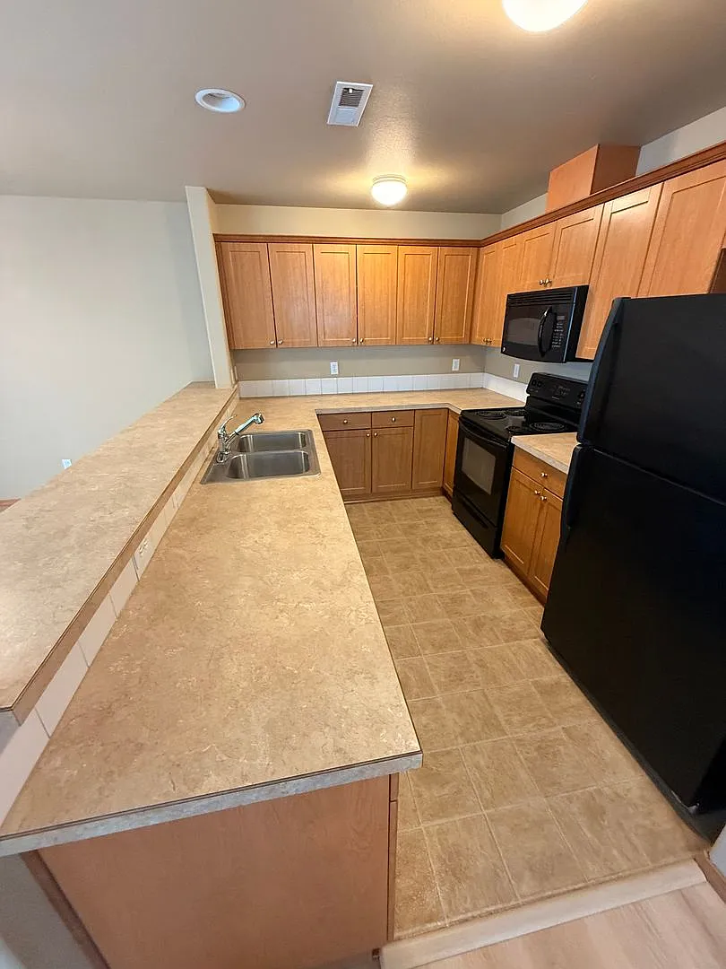 Bright, Open Living In The Heart Of Redmond!! — Photo 3