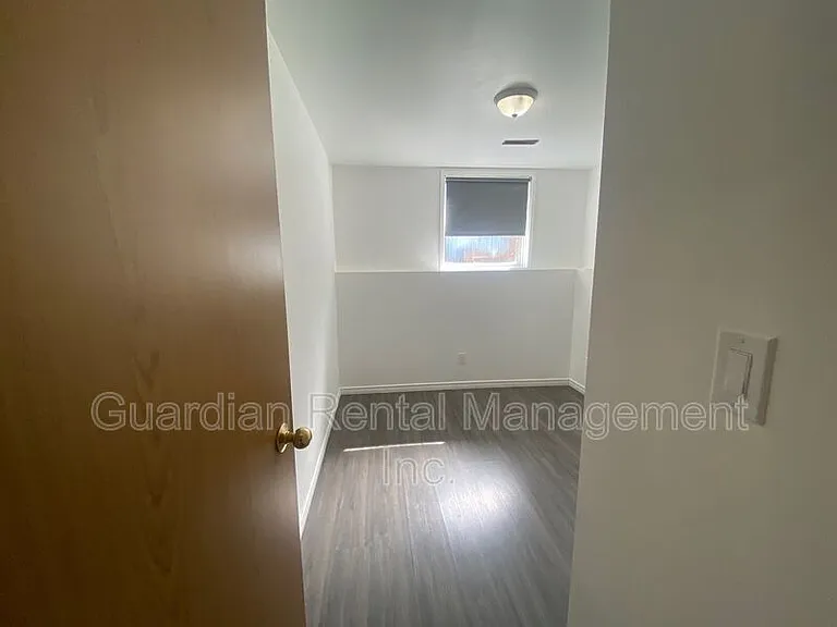 1522 Walsh St E #B — Photo 8