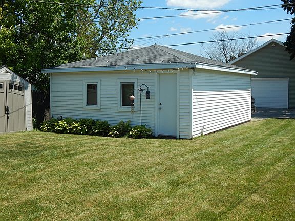 5th image of 1422 N William St