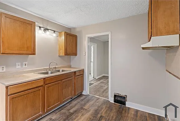 1114 Roslyn Ave — Photo 9