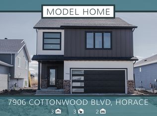 7906 Cottonwood Blvd, Horace, ND 58047
