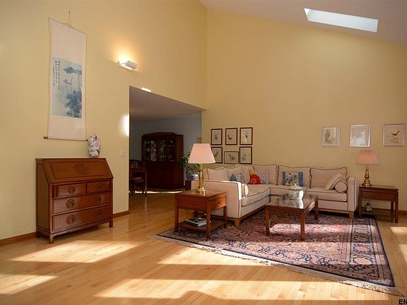3rd image of 52 Robinwood Dr