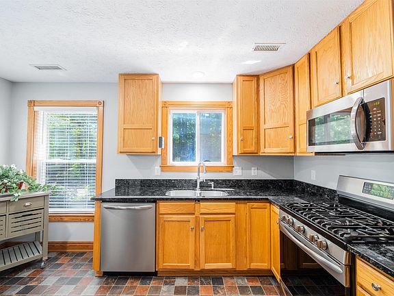 3rd image of 898 Jefferson Dr