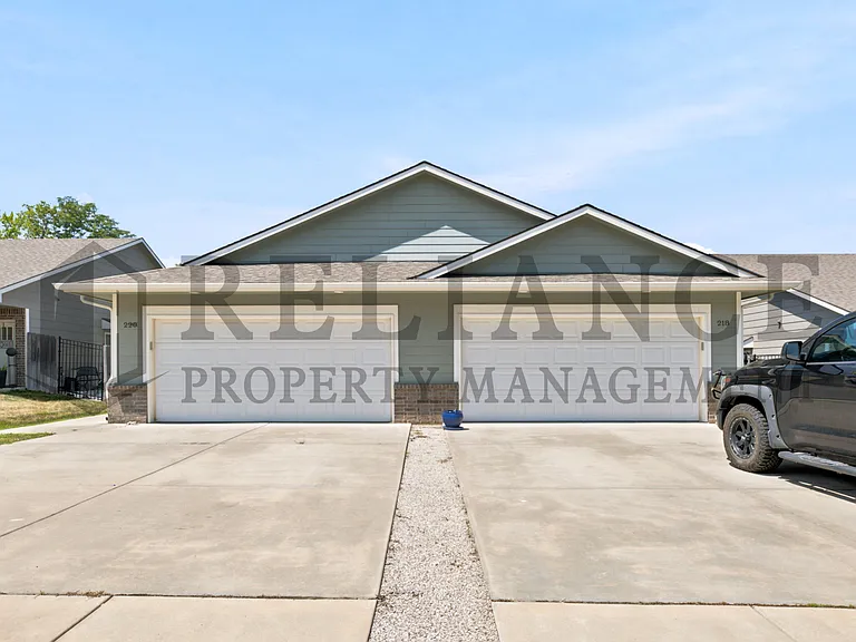 220 W May St — Photo 2