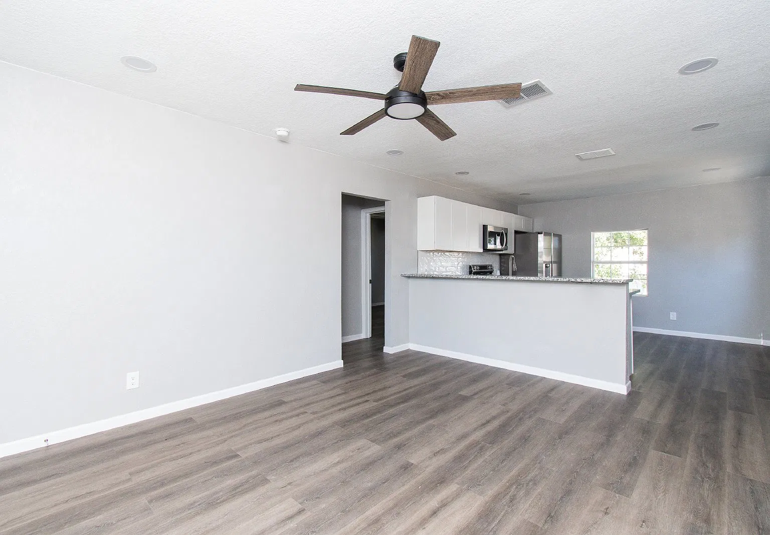 3 bed, 2.0 bath, 1477 sqft, $1,450 — Photo 3